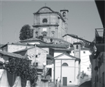 San Giacomo da via Roma; in alto la parrocchiale di Sant'Ambrogio (foto di Serena Vanni)
