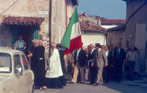 6 settembre 1981 (foto A. Frixa) - Il sindaco Livio Pavese e la popolazione di Treville,

festeggiano il 25° anniversario della nomina a Parroco di Treville di Don Franco
